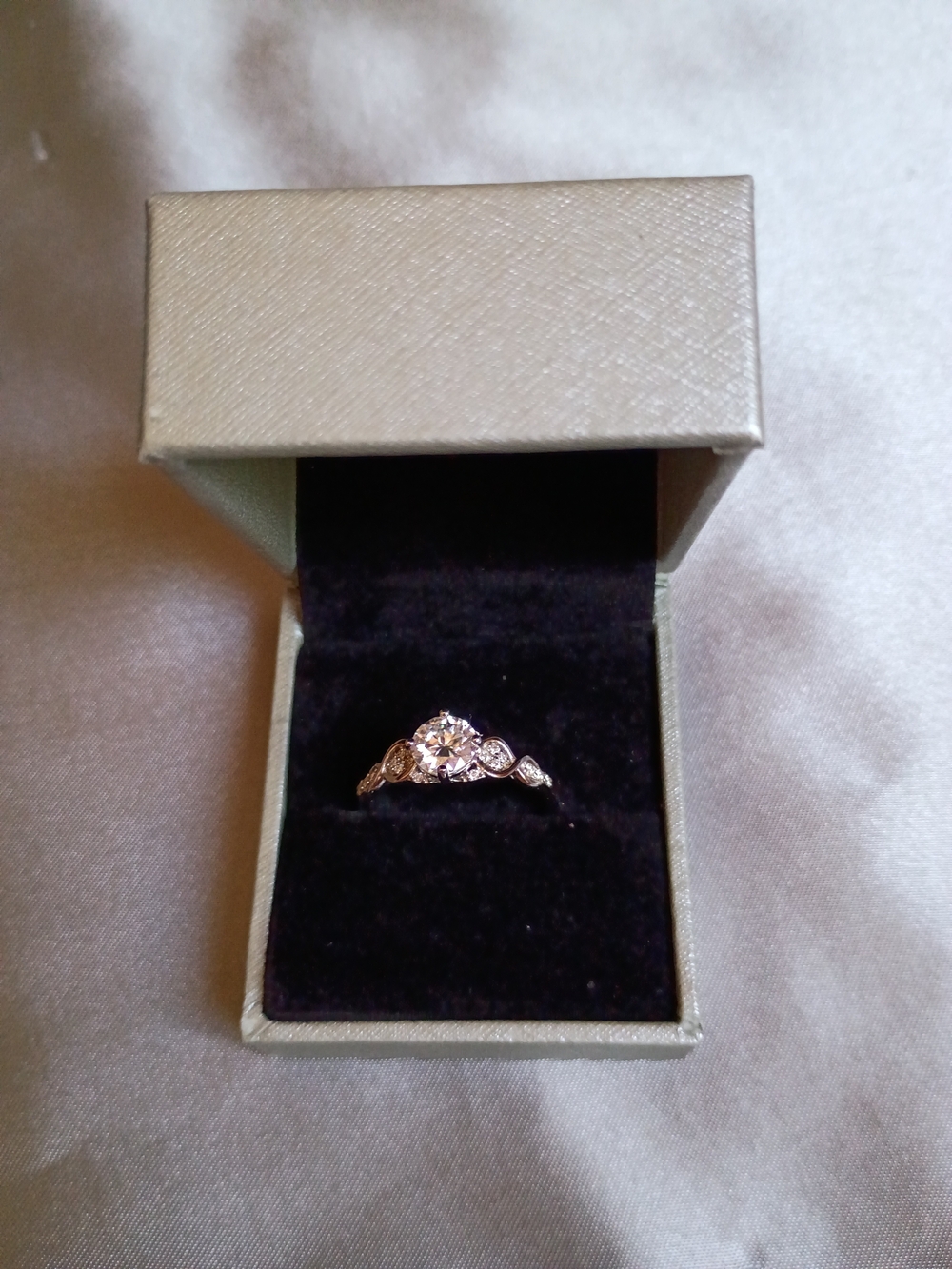 Fahonie Moissanite Women's 1CT D Color VVS1 Clarity, Round Cut Size 8